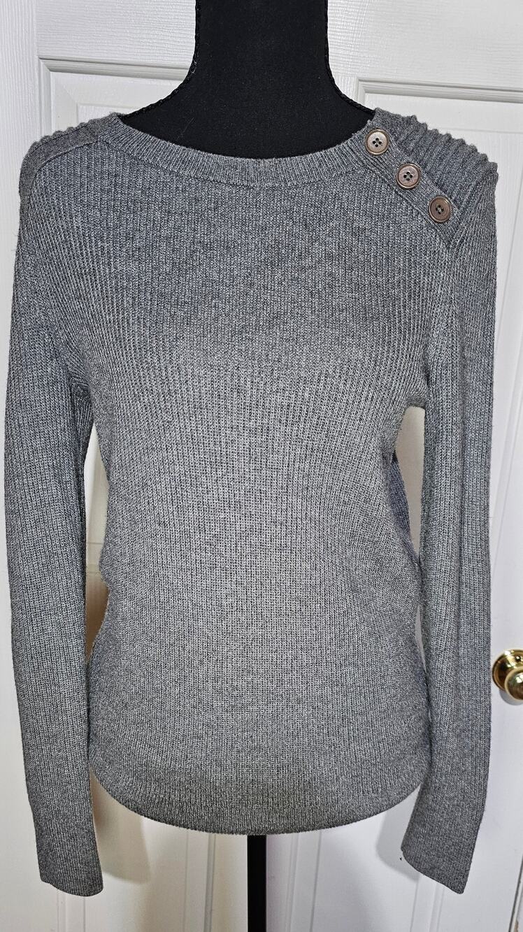 Banana Republic Grey Sweater Great For Fall/Winter.
